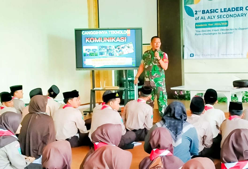 Tumbuhkan Jiwa Kepemimpinan, Babinsa di Bojonegoro bekali Bela Negara Pelajar SMP dan SMA Islam Al Aly Kalitidu