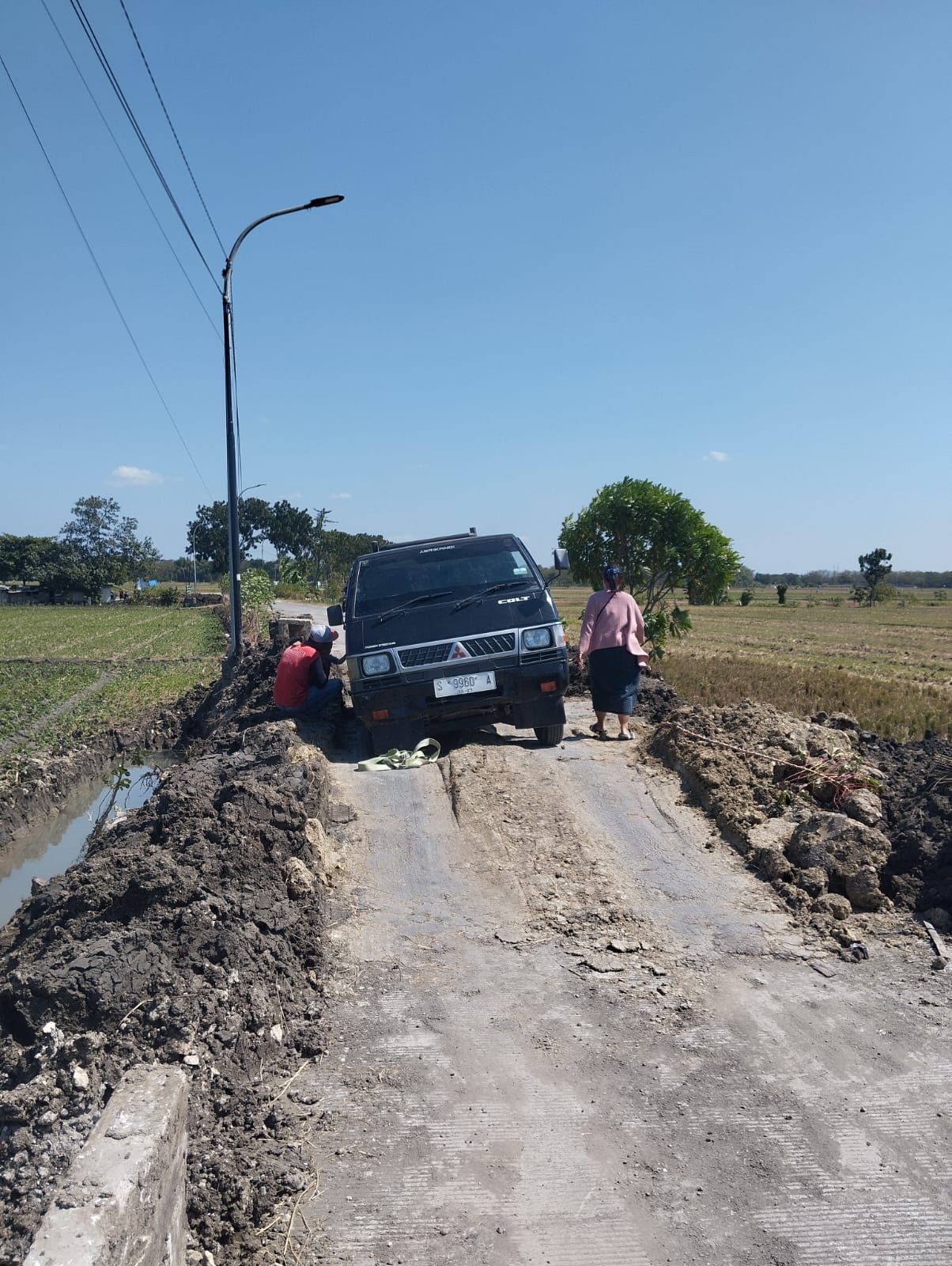 Para Pengguna Jalan Keluhkan Pembangunan Jembatan Box Culvert di Jalan Raya Bendo – Kumpulrejo yang Diduga Asal – asalan