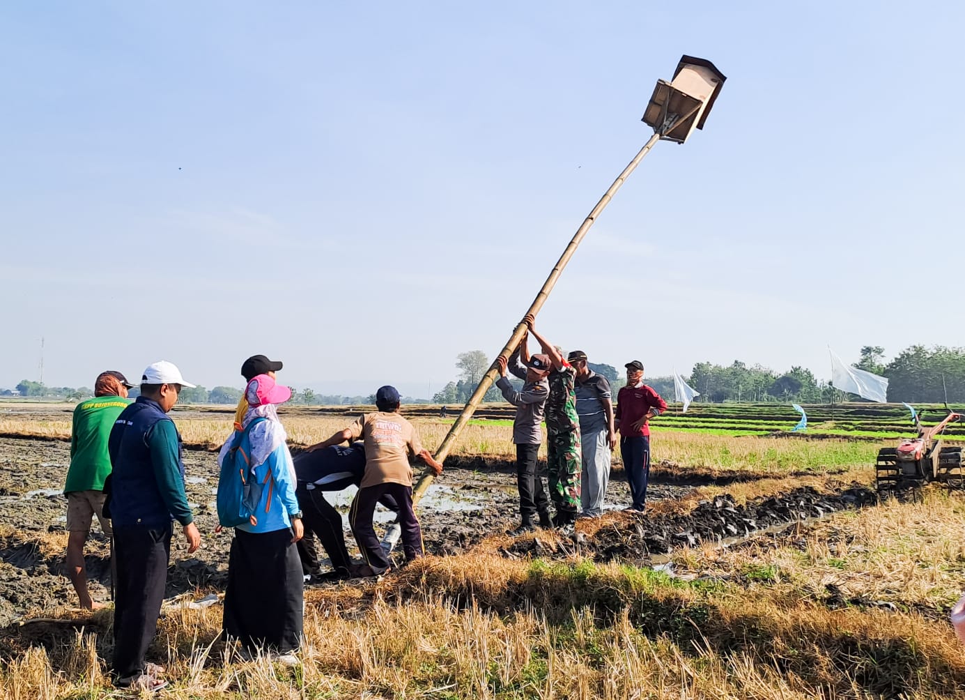 Tekan Hama Tikus, Babinsa Koramil Kalitidu Bojonegoro bantu Petani Pasang Rubuha