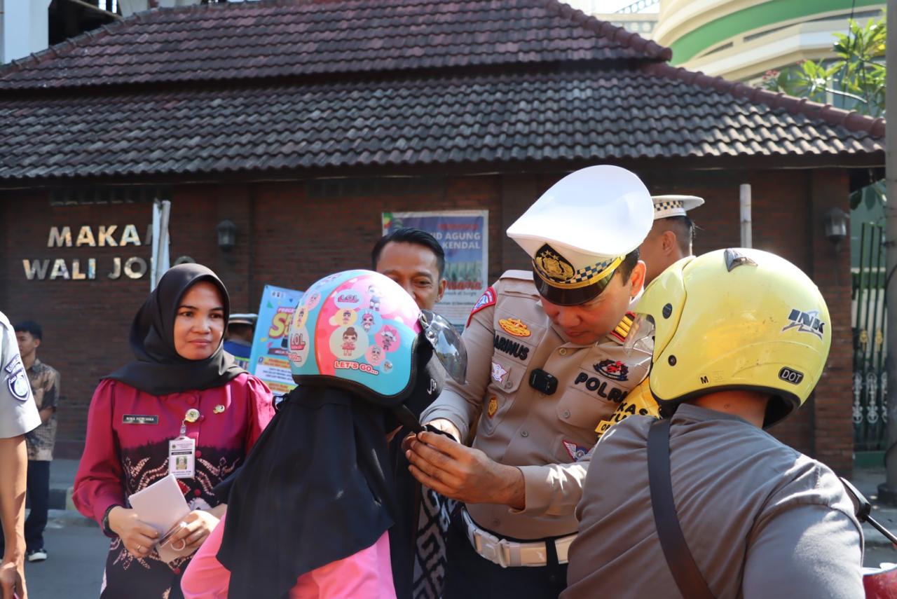 Satlantas Polres Kendal Sosialisasi Operasi Patuh Candi 2024 Bagi Brosur dan Helm Gratis