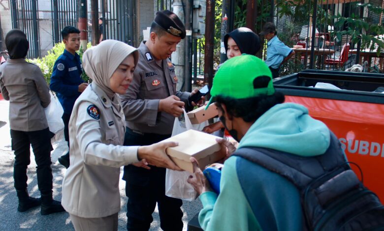 Jumat Berkah, Bidhumas Polda Jatim Berbagi Ratusan Nasi Kotak Gratis