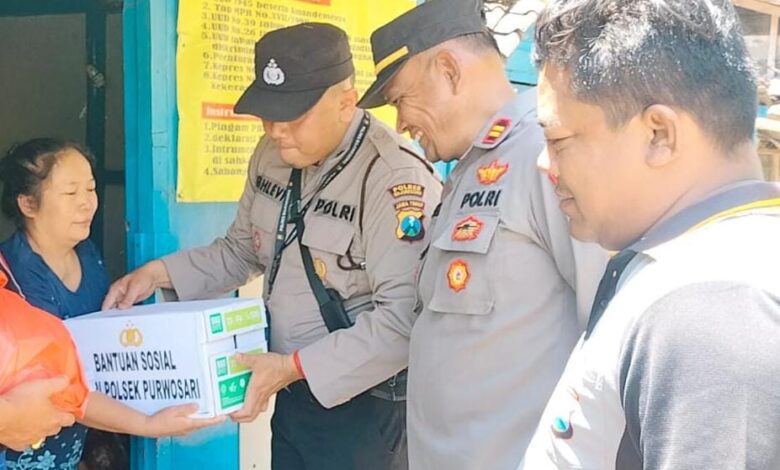 Melalui Aplikasi Matur Pak Kapolres, Warga Desa Pelem Terima Bantuan Sosial Polres Bojonegoro