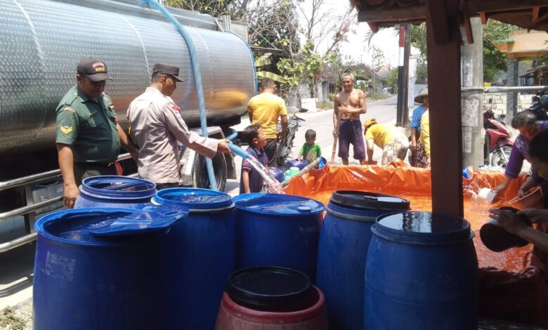 Sinergitas TNI-Polri di Bojonegoro Beri Bantuan Air Bersih Kepada Warga Desa Kolong Ngasem